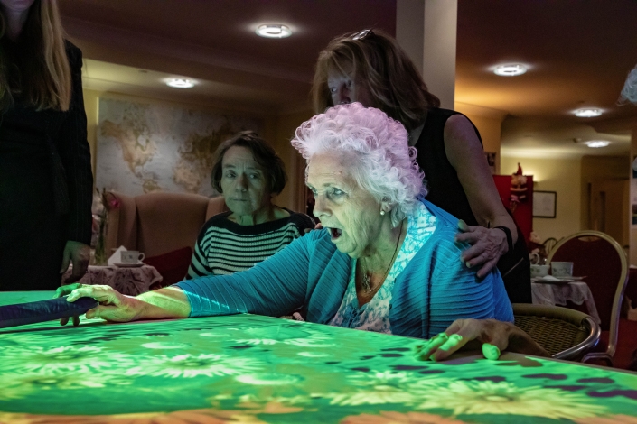 Budii-Tischprojektion-Spielerinnen
