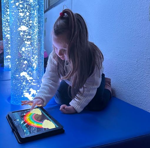 Multisensorischer Raum Schule Kind und Wassersäule